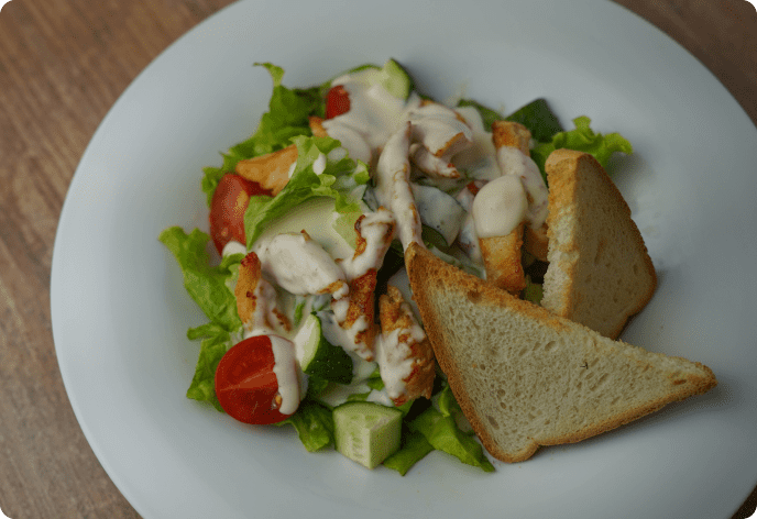 Теплий салат з курячою грудкою під вершковим соусом