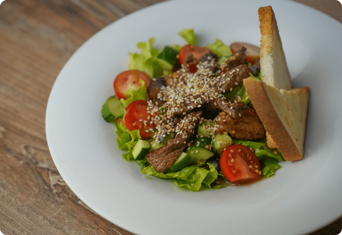 Теплий салат з телятиною під медово-гірчичним соусом