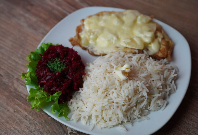 Відбивна з курки з ананасами під сиром